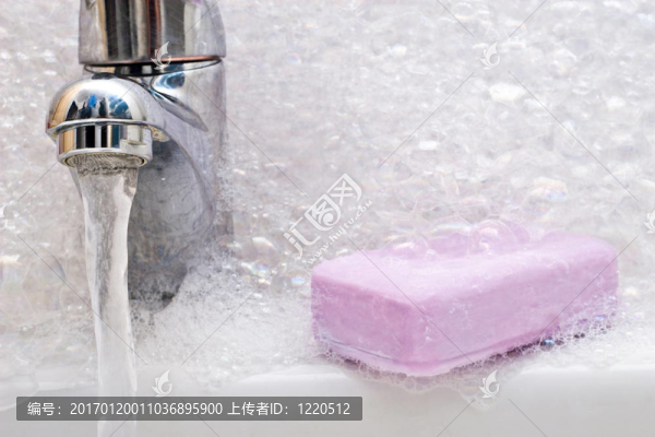 泡沫肥皂和洗手液