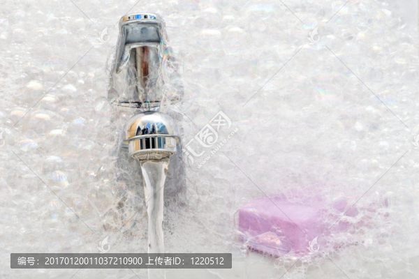 粉紅色肥皂和水槽在泡沫