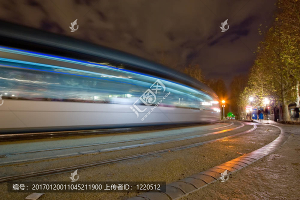 有軌電車的夜晚