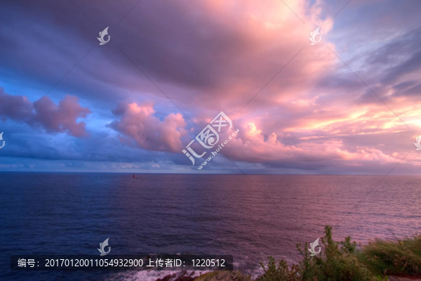 神秘的海岸線的黃昏