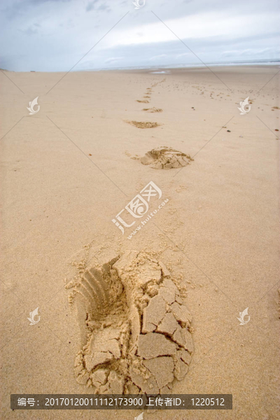在海灘上的腳印