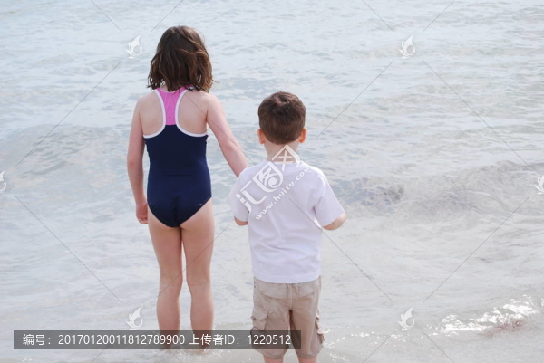 兩個(gè)孩子走進(jìn)海洋