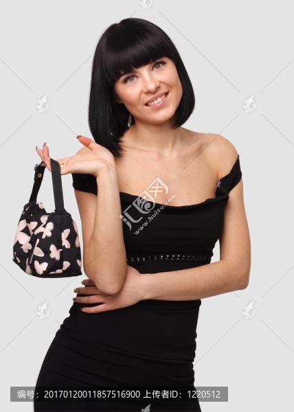 微笑的年輕女人帶著手提包