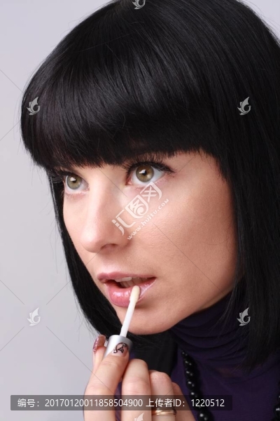 漂亮的年輕女人涂口紅