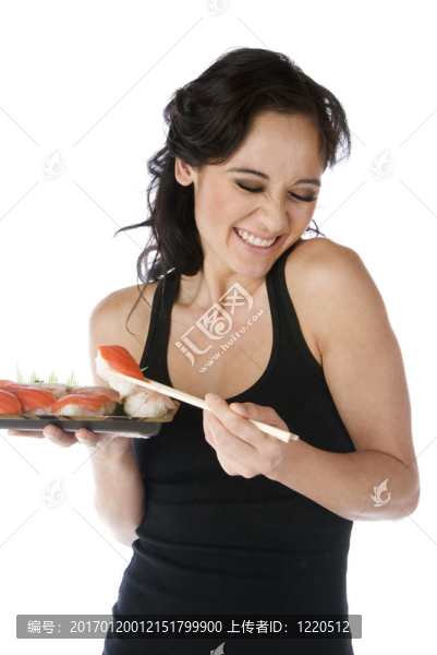 美麗的女人吃壽司