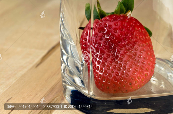 玻璃中的Strawberry