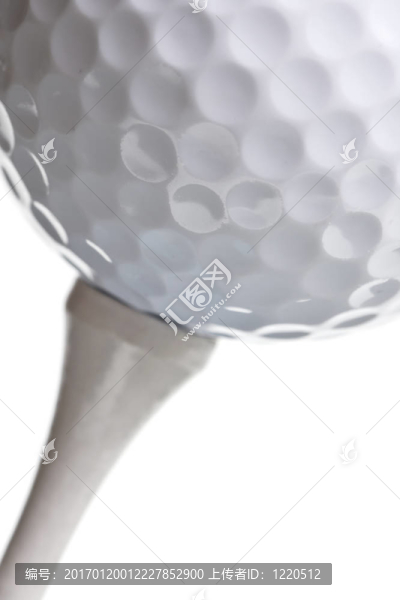 白色上的高爾夫球