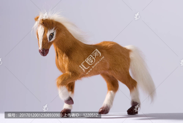 友好的馬玩具騰起白色