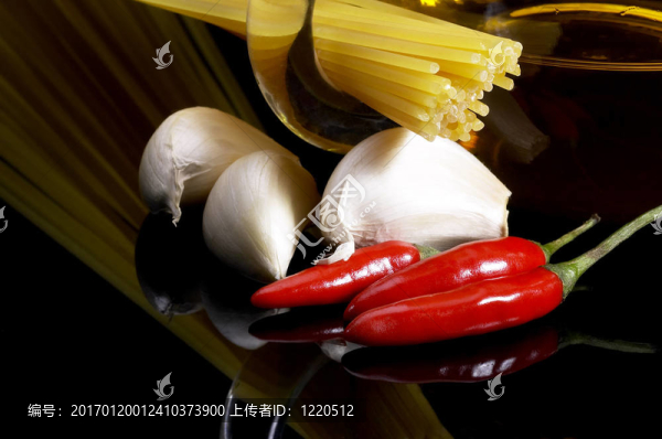 意大利大蒜特級初榨橄欖油和紅辣椒