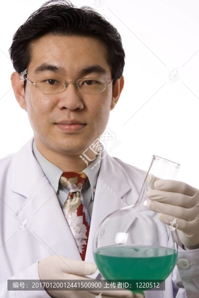 帶試管的亞洲醫(yī)生