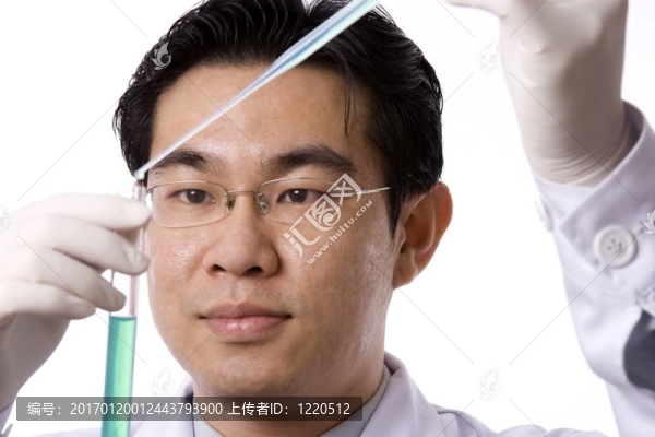 帶試管的亞洲醫(yī)生