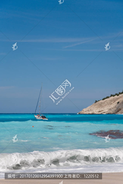 在熱帶海灘上航行