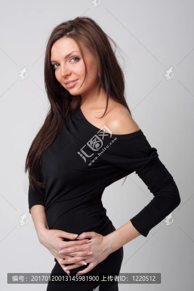 穿著黑色連衣裙的女人