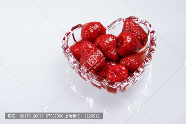 Strawberry在一個糖漿中的玻璃心