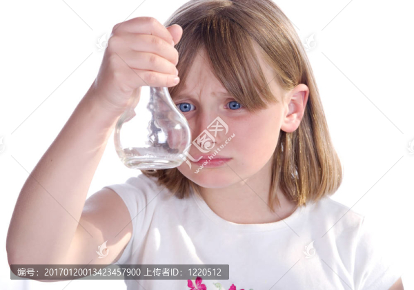看著瓶子的女孩