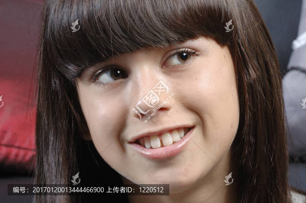 可愛(ài)的白人女孩