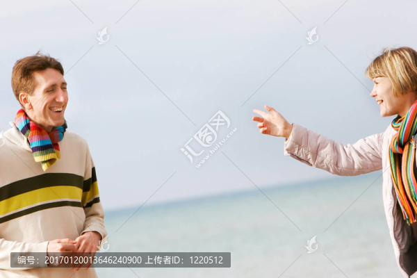 年輕夫婦孤立在天空和海洋背景