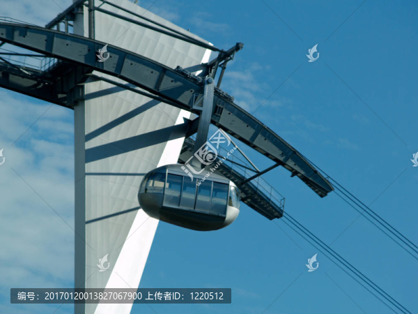 天空纜車吊籃在藍(lán)色的天空