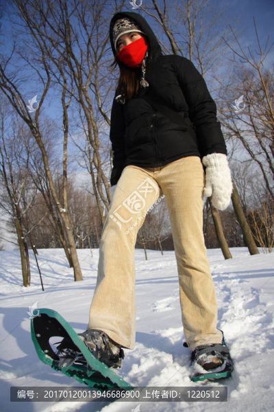 年輕女子與雪地鞋/球拍遠足