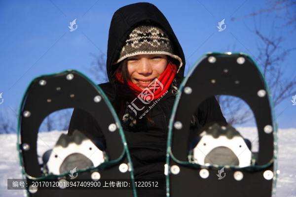 年輕女子與雪地鞋/球拍遠足