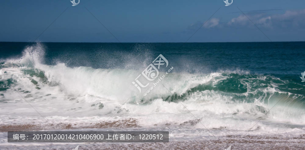 沙灘上的波浪破碎