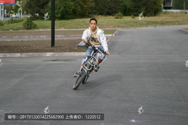騎自行車的人
