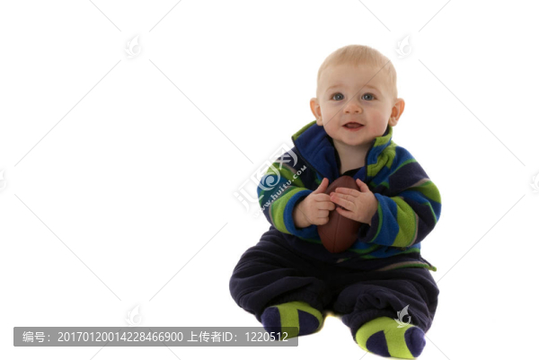 快樂的男孩抱著足球微笑