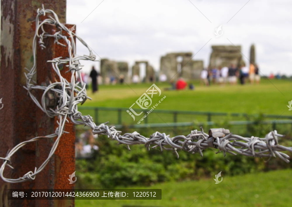 巨車陣背后刺鐵絲網(wǎng)