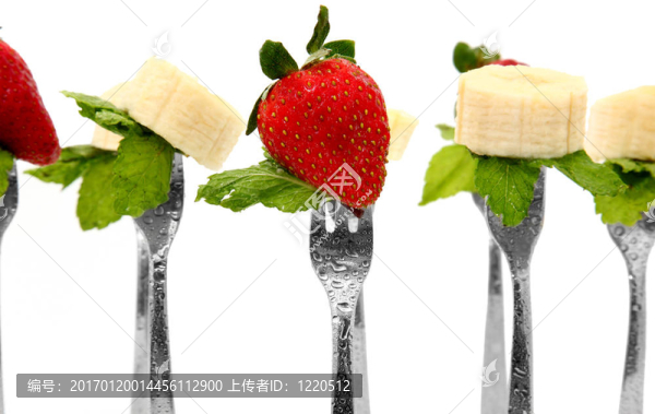 叉子上有草莓和香蕉