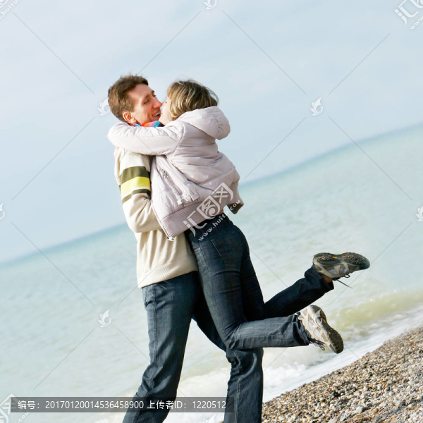 海灘上的年輕夫婦