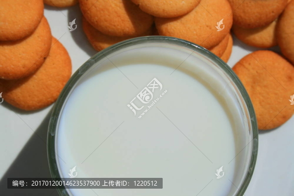 香草餅干和一杯牛奶