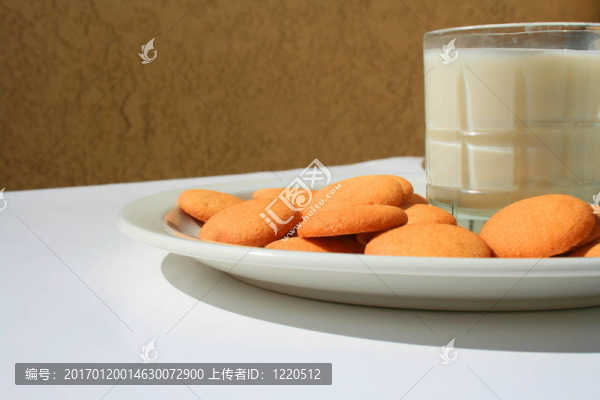 香草餅干和一杯牛奶