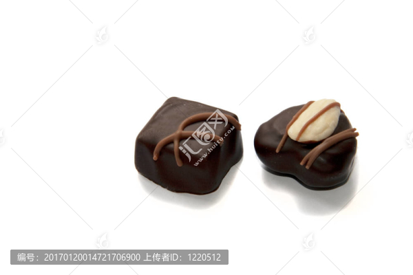 兩個(gè)巧克力糖果