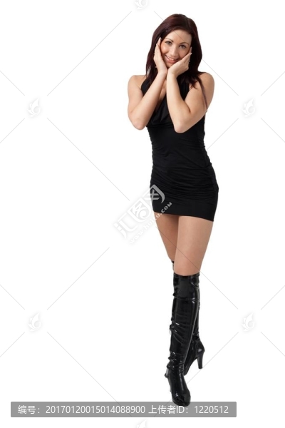 穿著黑色連衣裙的女人
