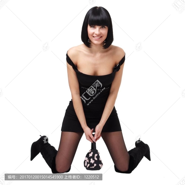 穿黑色小禮服的女人