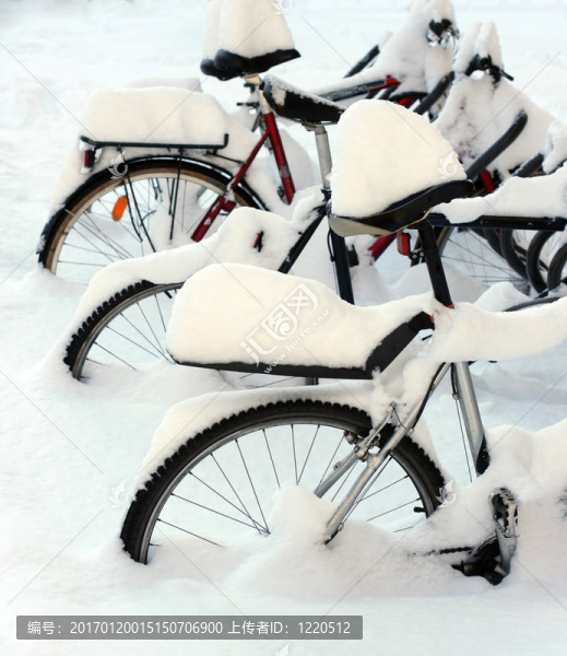冰雪覆蓋的自行車