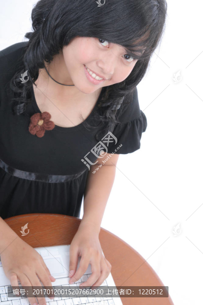 可愛的女人使用筆記本電腦