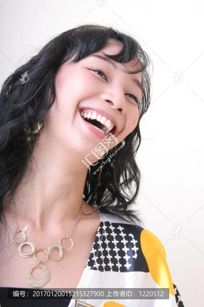 亞洲年輕女人笑
