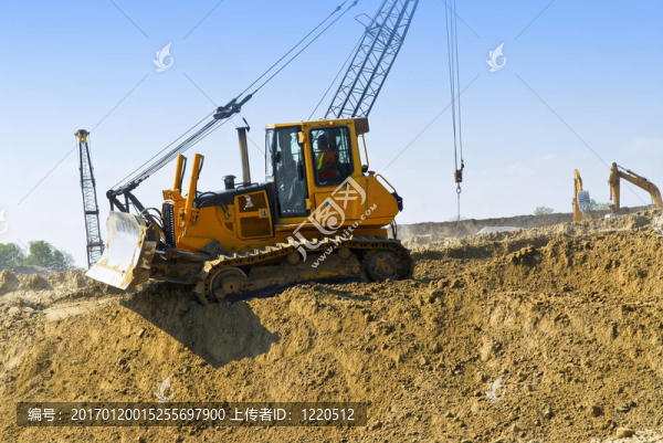 施工現(xiàn)場(chǎng)的機(jī)器