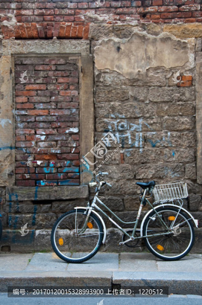 自行車一磚墻-匯圖網(wǎng) www.fosd68.com 自行車一磚墻
