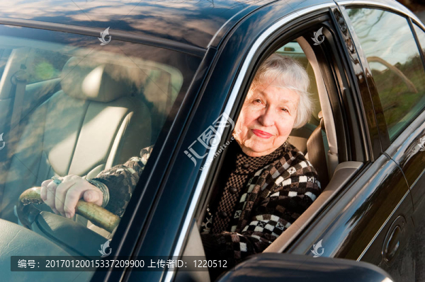 86歲的女人，在她的家里；drivingn她的車