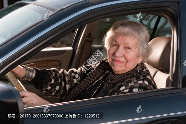 86歲的女人，在她的家里；drivingn她的車