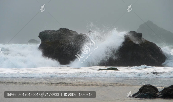 海浪撞擊巖石，沿著暴風雨的海灘