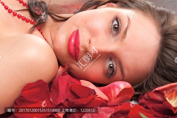 玫瑰花瓣上的女人