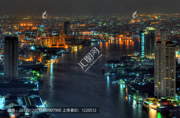 在曼谷湄南河