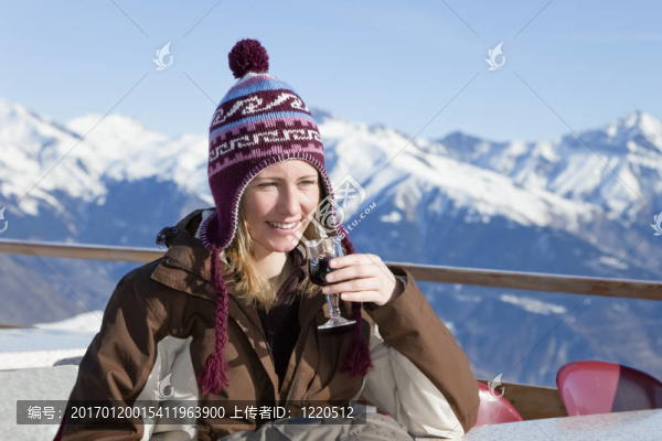 喝紅葡萄酒的女人