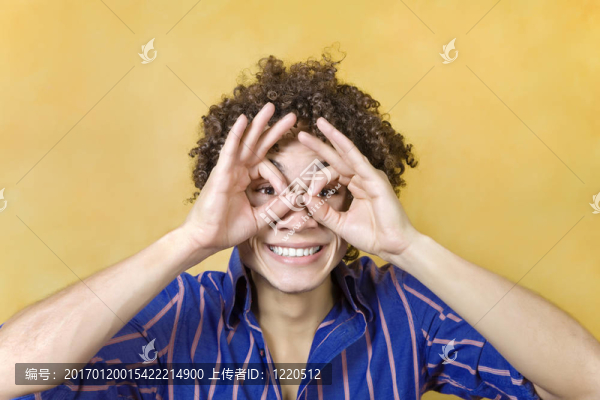 男子用手微笑著眼睛