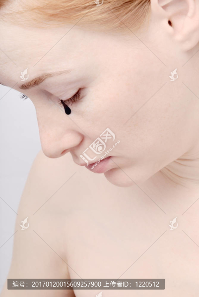 黑色眼淚的女孩的畫(huà)像
