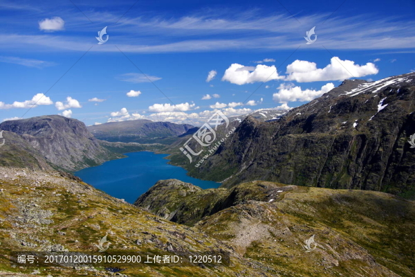 平靜的山湖景觀