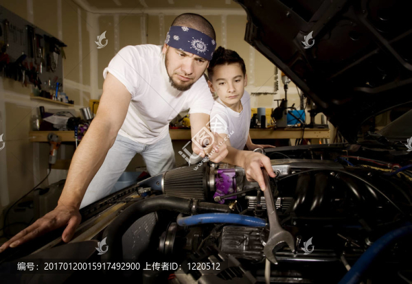 西班牙的父親和兒子在車庫
